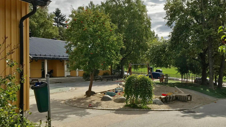 Bilde av lekeplass med både grøntområder, sandbasseng og asfalt for sykling