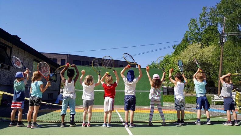 Bilde av barn på tennistrening på HTK