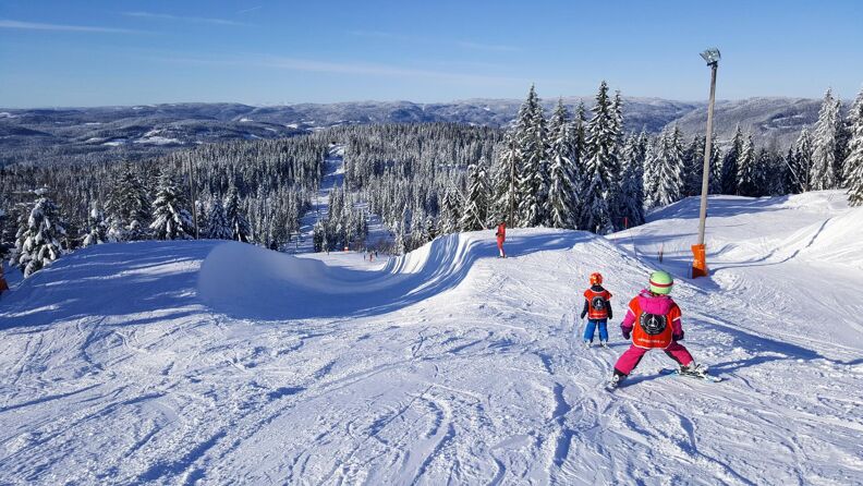 Bilde av oss som står slalåm på Tryvann i strålende sol