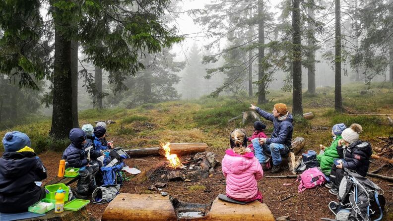 Bilde av oss foran bålet på tur i skogen