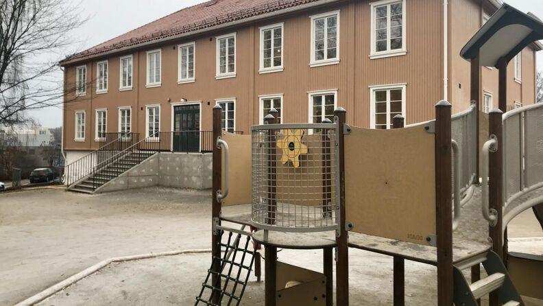 Framside av barnehagen, med lekeapparat i forgrunnen