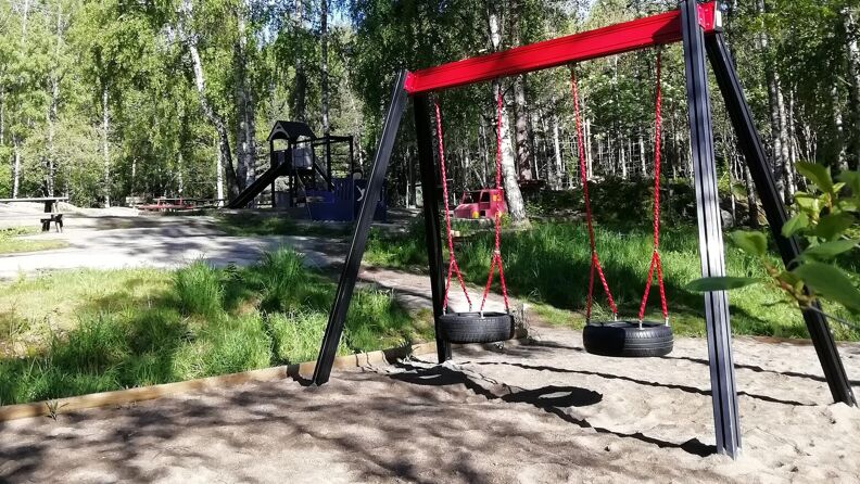 Huskene på lekeplassen i skogen