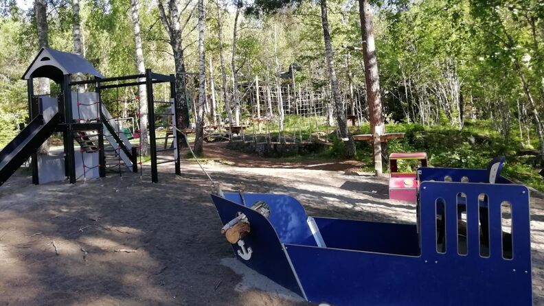 Lekeplassen er rett ved i skogen