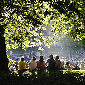 Masse folk i Sofienbergparken. Foto: Olav Olsen/NTB Scanpix