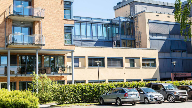 Bilde av inngangspartiet til Solvang helsehus sett fra parkeringsplassen utenfor.