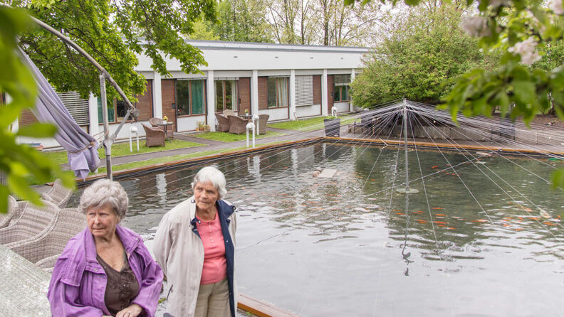 Bilde av Økernhjemmets uteområde med stort basseng med fisker og grønne omgivelser.