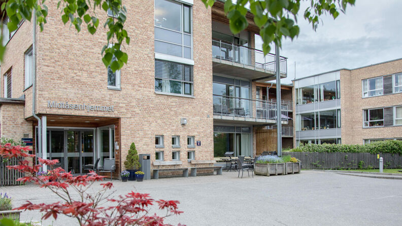 Bilde av inngangspartiet til Midtåsenhjemmet.