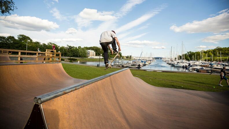 Gutt som trikser med skateboard