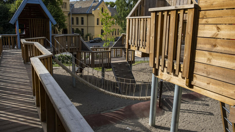 Små trehus med hengebro og ganger mellom seg