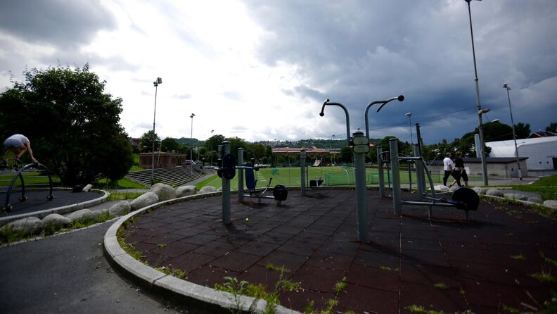 Utendørs treningsplass med treningsapparater