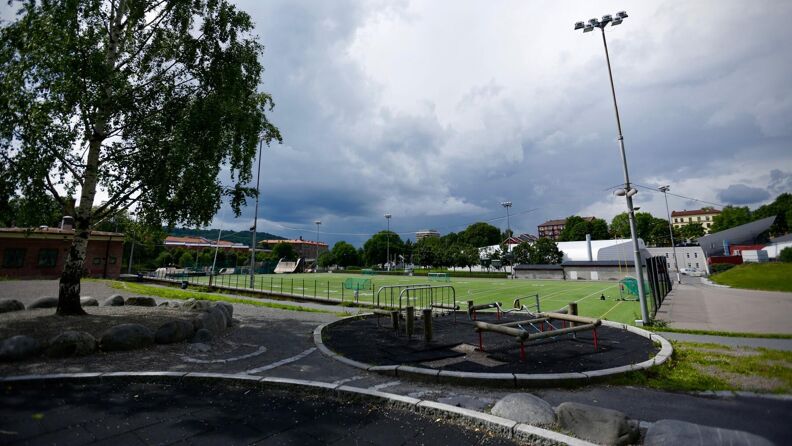 Oversiktsbilde over fotballbanen og lekeplassen