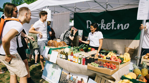 Mennesker ser på matvarer i en teltbod på Oslo vegetarfestival