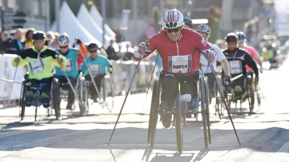 Publikum og deltaker under Oslo Maraton for rullestol