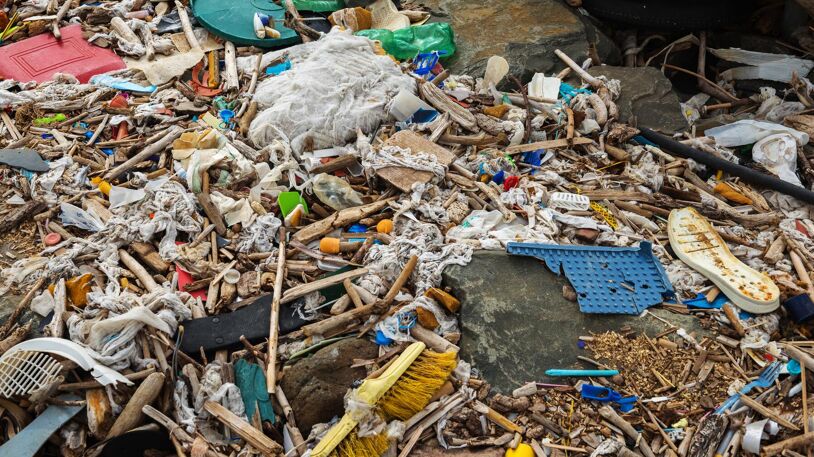 Plastforsøpling på stranden - det fremste bildet på plastforbruket vårt