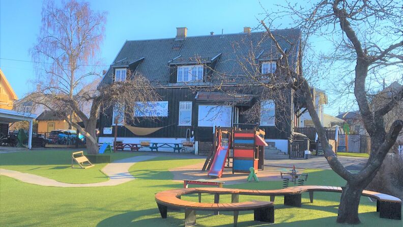 Barnehagens uteområde med klatrestativ.