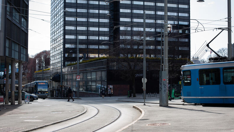 Holbergs plass med to møtende trikker og hotellblokken i bakgrunnen