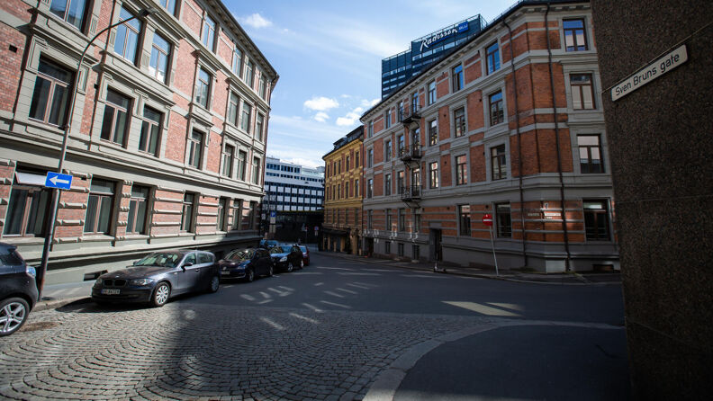 Sven Bruns gate. Brosteinsgate med mursteinsgårder og Radisson blu-hotellet i bakgrunnen