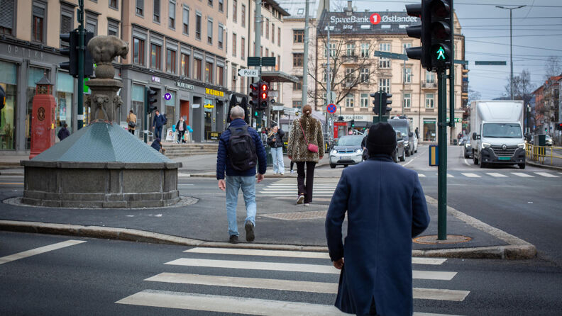 Majorstuekrysset, med majorstuehuset på venstre side, og fotgjengere på vei over gaten på grønt signal