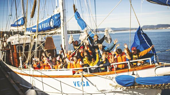 Barn og unge om bord på seilbåten Vega