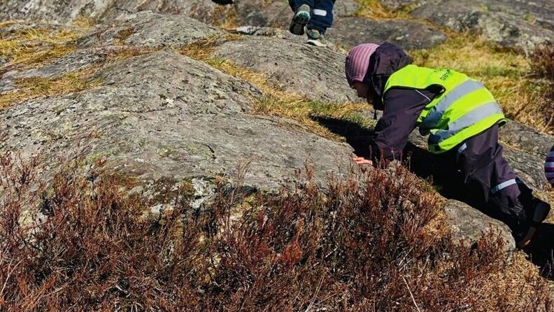 Barn leker utendørs
