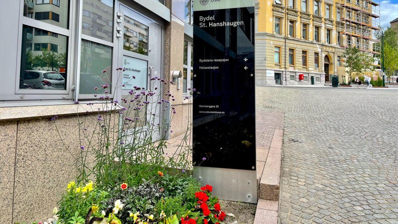 Bilde av et skilt utenfor inngangspartiet til helstasjonen til Bydel St. Hanshaugen.