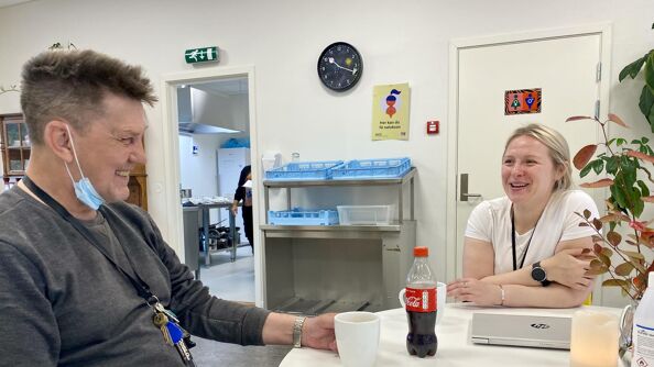 Bilde av Truls (til venstre) og Anita som sitter ved et bord og prater sammen.