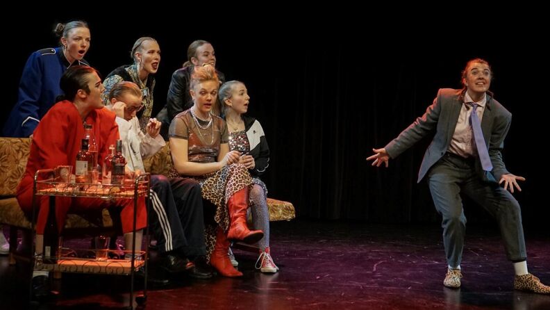 Studenter ved forstudium teater på Oslo kulturskole på scenen under en teaterforestilling. Skuespillerutdannelse og teaterkurs i Oslo.