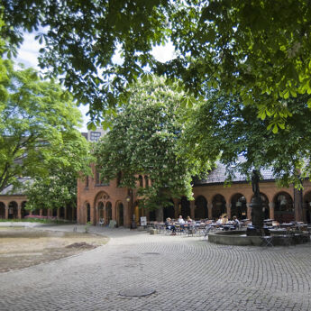 Murbygget kirkeristen. Servering utenfor og trær.