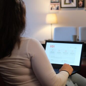 Image: Nikolai Freund Woman looking at the UDI website