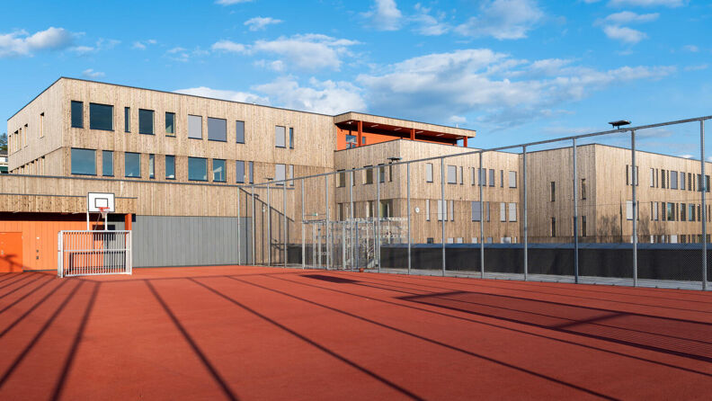Vestli skole før skolen ble åpnet i 2021. Rød basketballbane i forgrunnen.