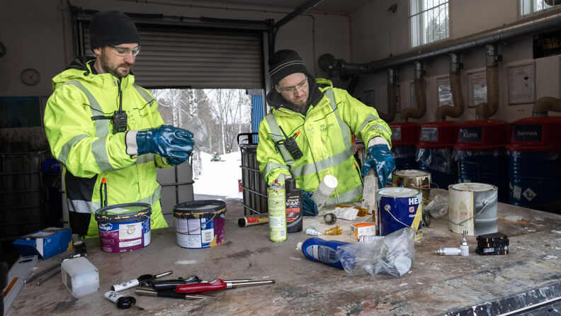 Språkmentor og lærling som sorterer farlig avfall