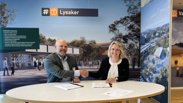 Direktør i Veidekke Anlegg, Neal Nordahl, og direktør i Fornebubanen, Irene Måsøval, signerer kontrakten for tunnelarbeider fra Lysaker til Vækerø. Foto: Fornebubanen