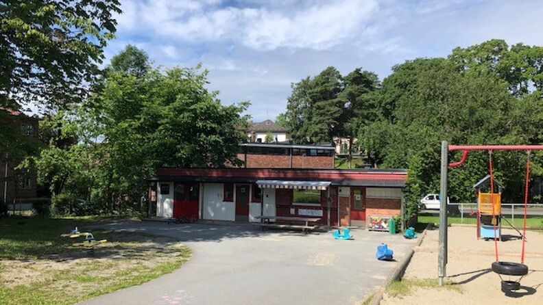 Familietreffen åpen barnehage. Uteområde med lekeapparater