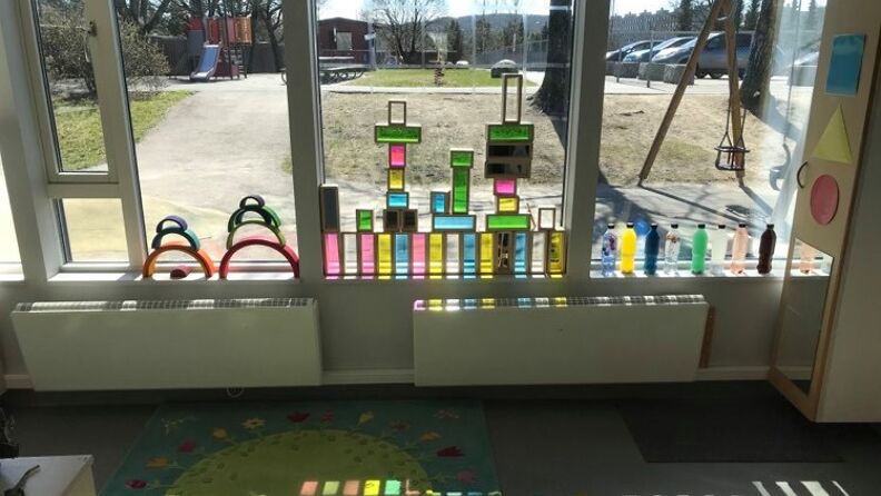 bilde av selve barnehagen tatt inne. Ser ut. 