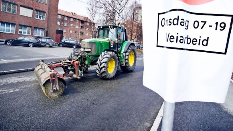 Ekstra høstvask i indre by: Traktor som børster i gate og midlertidig parkering forbudt-skilt. Foto: Bymiljøetaten/Oslo kommune