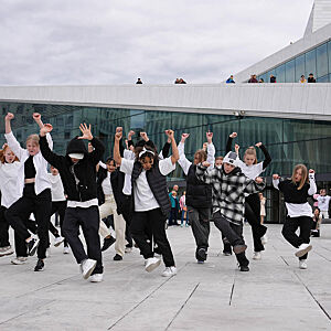 Dansekompaniene danser på operataket under dansens dager 2022