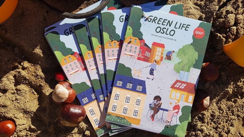 En bunke fargerike hefter ligger oppå hverandre med tittelen "Green Life Oslo"