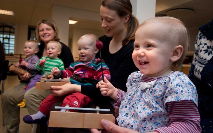 Barn under en time i babysang ved Oslo kulturskole