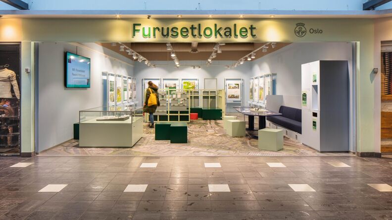 Furusetlokalet – Bilde av et utstillingslokale og en kvinne som kikker rundt i lokalet