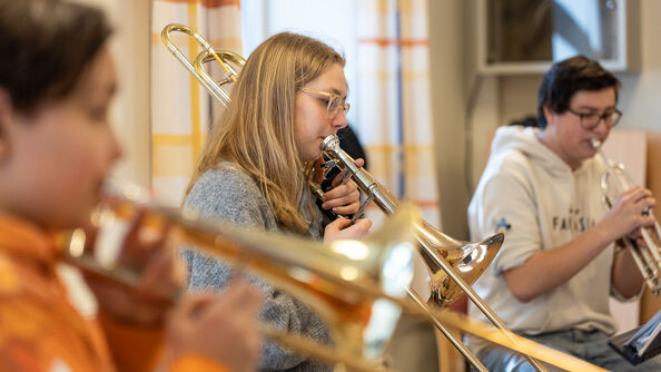 Ungdom spiller på blåseinstrumenter.