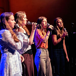 Jenter som synger på scenen