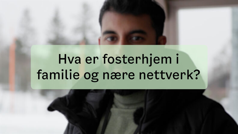 Mann med skjegg ser i kamera