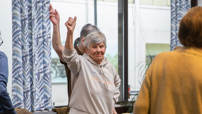 Bilde av en dame på over 80 år, Vera, som er med på seniortrimmen på et seniorsenter i Oslo.