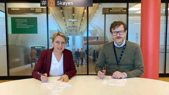 Direktør i Fornebubanen, Irene Måsøval, og direktør for tunnel i Implenia Norge, Berger Brehmer Johannessen, signerer kontrakten for tunnel Skøyen - Vækerø.