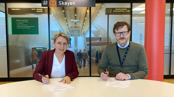 Direktør i Fornebubanen, Irene Måsøval, og direktør for tunnel i Implenia Norge, Berger Brehmer Johannessen, signerer kontrakten for tunnel Skøyen - Vækerø. Direktør i Fornebubanen, Irene Måsøval, og direktør for tunnel i Implenia Norge, Berger Brehmer Johannessen, signerer kontrakten for tunnel Skøyen - Vækerø.
