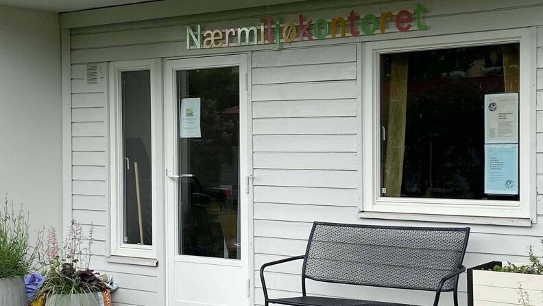 Fasade med skilt "Nærmiljøkontoret".