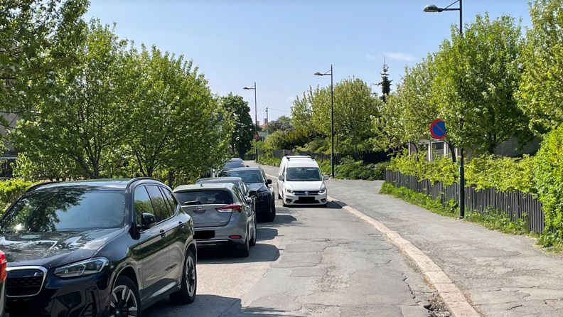 Bilde som viser at det kun er plass til en bil i Eventyrveien