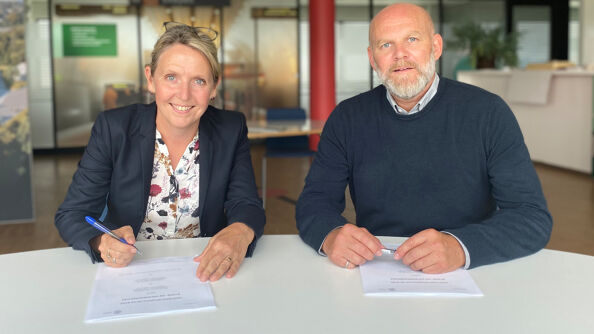 Irene Måsøval, direktør i Fornebubanen, og Neal Nordahl, direktør Veidekke Anlegg, signerer kontrakten.