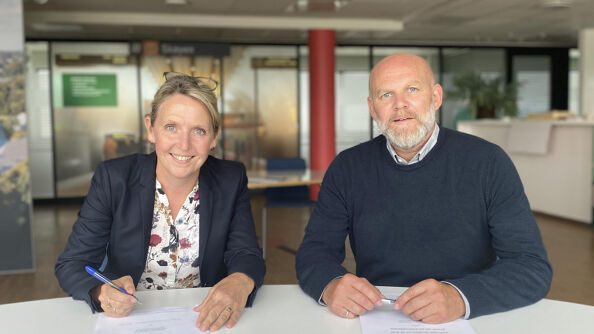 Irene Måsøval, direktør i Fornebubanen, og Neal Nordahl, direktør Veidekke Anlegg, signerer kontrakten. 
