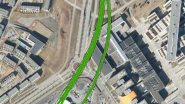 Grønn farge markerer tunneltraseen. Hovedløp til venstre og servicetunnel til høyre. Tunnelløpene er ferdig utsprengt